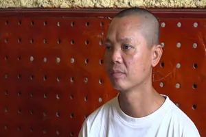 Bắt giam kẻ say xỉn, đuổi chém, rạch mặt hàng xóm