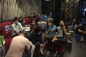 An Giang: Quán karaoke chứa 51 khách bất chấp lệnh cấm