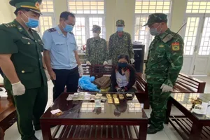 1 phụ nữ nghi vận chuyển 5 kg vàng lậu vào Việt Nam