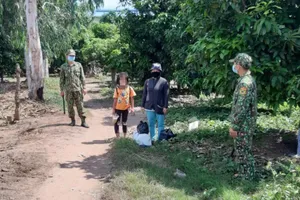 2 mẹ con nhập cảnh trái phép về Việt Nam bằng đường bộ