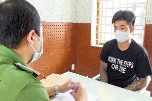 Dùng kéo tấn công chị chú rể vì bị nhắc hát karaoke quá giờ