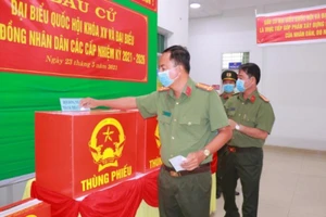 Cử tri Công an tỉnh Vĩnh Long bỏ phiếu bầu cử. Ảnh: CACC