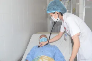 Chỉ vì nửa hạt đậu phộng, cụ ông 95 tuổi ho sốt gần 2 tháng 