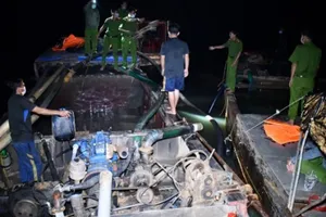 Công an Trà Vinh bắt quả tang 2 ghe hút trộm cát sông Cổ Chiên