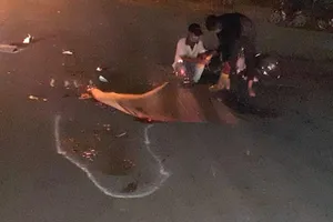 Chồng đau xót chứng kiến vợ chết thảm dưới bánh xe tải