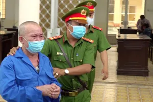 Xâm hại bé gái hàng xóm rồi cho 2.000 đồng