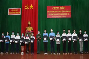 Cán bộ biên phòng An Giang trích tiền lương để “Nâng bước em đến trường“