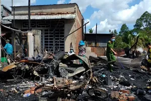 Lửa thiêu rụi 4 căn nhà ở An Giang