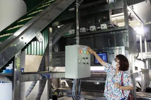 BQL Dự án SME nghiệm thu hạng mục hỗ trợ thiết bị mới cho Cty TNHH MTV Tài Vụ (sản xuất hạt điều). Ảnh: PHÚC NGUYÊN