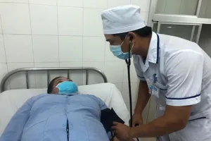 Hi hữu: Gắp mảnh xương cá nằm trong phế quản người phụ nữ suốt 1 năm