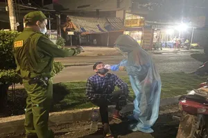 Ngành chức năng lấy mẫu test nhanh đối với Nguyễn Trung Hiếu. Ảnh: HD