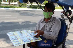 Trà Vinh hỗ trợ người bán vé số ảnh hưởng dịch COVID-19