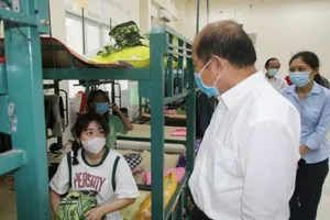 Lãnh đạo tỉnh Đồng Tháp thăm hỏi và cảm ơn lực lượng tình nguyện viên các đơn vị đến hỗ trợ tỉnh. Ảnh: VĂN KHƯƠNG