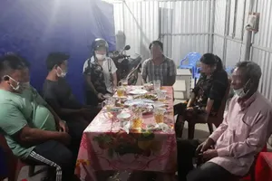 6 người tụ tập ăn nhậu bất chấp quy định giãn cách. Ảnh: HG