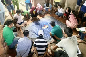 Bất chấp lệnh giãn cách, 13 người tụ tập lắc tài xỉu ăn tiền