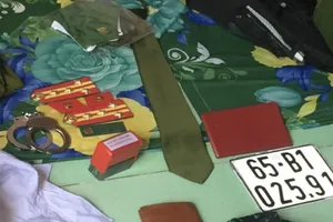 Cần Thơ: Mua trang phục công an, cầu vai Đại tá về sử dụng