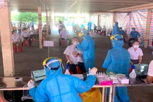 Lấy mẫu xét nghiệm COVID-19 cho các công nhân trong khu công nghiệp