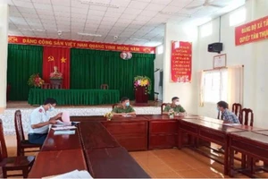 Ngành chức năng làm việc với LHTh. Ảnh: BẢO ANH