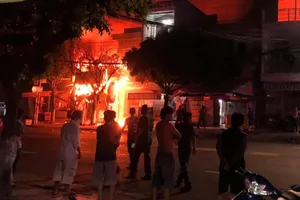 Cảnh sát kịp cứu 5 người kẹt trong đám cháy dữ dội 