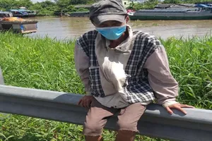 Công an trực chốt truy bắt bị can truy nã đu trên xe tải