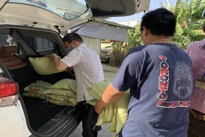 Ảnh minh họa hỗ trợ gạo cho người khó khăn do dịch COVID-19