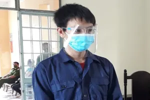 Không được đi mua nước ngọt, thanh niên siết cổ thành viên chốt kiểm dịch