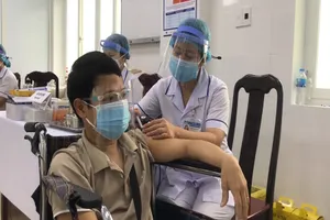 Người khuyết tật ở Cần Thơ hạnh phúc khi được tiêm vaccine ngừa COVID-19