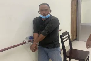 Không được qua chốt rút dao đâm bảo vệ dân phố và công an