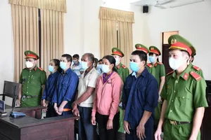 Tấn công đoàn cưỡng chế, cả gia đình bị tù tội