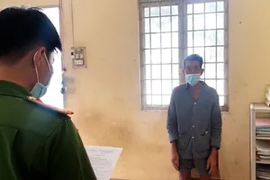 Bị tạm giữ vì tháo dây phong tỏa, đánh trưởng ấp, chửi công an