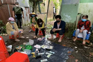 Công an Cần Thơ phá tụ điểm lắc tài xỉu trong khu nhà hoang