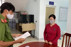 Tạm giữ 1 phụ nữ ra đường không đúng quy định còn ném dép vào công an