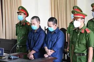 Không được phát quà từ thiện, 2 anh em rủ nhau đánh công an