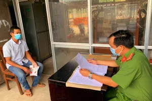 Công an tống đạt quyết định khởi tố bị can Lâm Ngọc Nhí. Ảnh: CACC