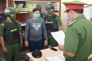 Công an đọc lệnh bắt Huỳnh Anh Thiện