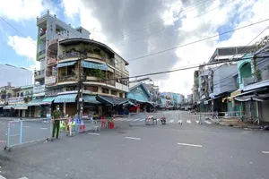 TP Long Xuyên cấm hàng quán ăn uống bán tại chỗ, chỉ cho bán mang về