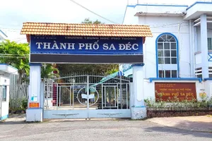 Thầy giáo ở Đồng Tháp để lộ ảnh nhạy cảm khi dạy trực tuyến