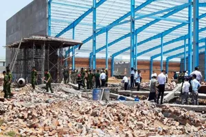 Hiện trường vụ sập tường