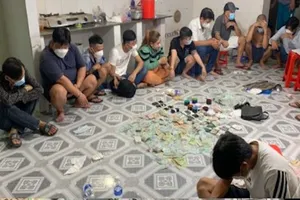 Công an Vĩnh Long phá ổ bạc trong hẻm thu hàng trăm triệu đồng