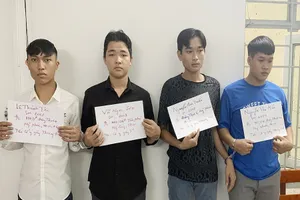 6 người đánh hội đồng 1 cô gái vì nghĩ bị nhìn đểu