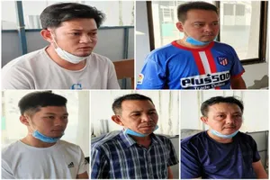 Nhiều người trong đường dây buôn lậu vàng, đô la ở An Giang ra đầu thú