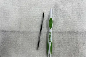 Lấy ruột viết và thân bàn chải đánh răng trong dạ dày nam thanh niên