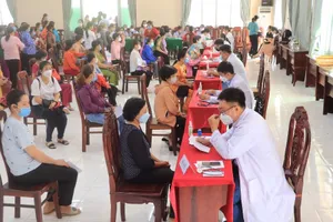 Cần Thơ: Hàng trăm phụ nữ khó khăn được khám, cấp thuốc miễn phí
