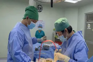 Thanh niên đi cấp cứu cùng con dao cắm vào cột sống