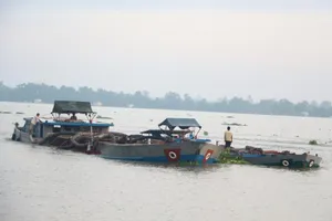 Phương tiện khai thác cát trái phép bị công an bắt quả tang trước đó.