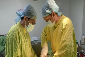 Sỏi khủng bám vào ống thông niệu quản bị bỏ quên 5 năm trong bàng quang