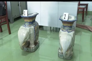 Chạy ô tô từ TP.HCM xuống Vĩnh Long trộm 2 chiếc đôn của chùa