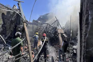 Sau tiếng nổ lớn, lửa phá hủy 4 căn nhà ở An Giang