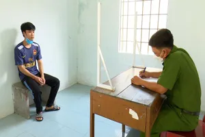 Ngủ gật, tài xế để xe tải lấn làn tông chết 2 người