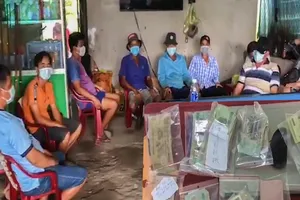 Bắt 12 người Vĩnh Long đá gà qua mạng 